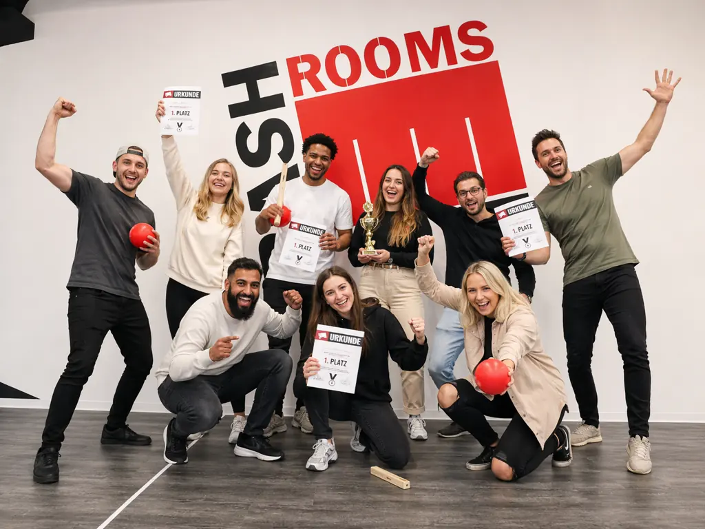 Eine Gruppe jubelt mit roten Bällen und Urkunden in den Händen