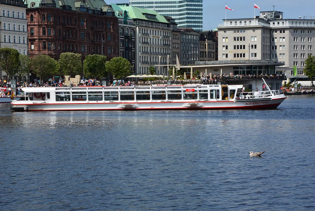 Alsterschiff Alsterschwan der ATG auf der Binnenalster vor dem Jungfernstieg mit Alsterpavillon und Stadtfassaden, sonnig