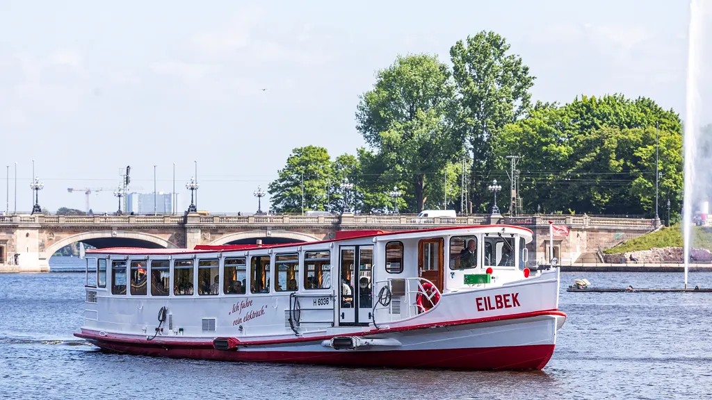 Historischer Alsterdampfer „Eilbek“ (ATG-Flotte, fährt elektrisch) auf der Binnenalster, dahinter Lombardsbrücke und Alsterfontäne, sonniger Tag