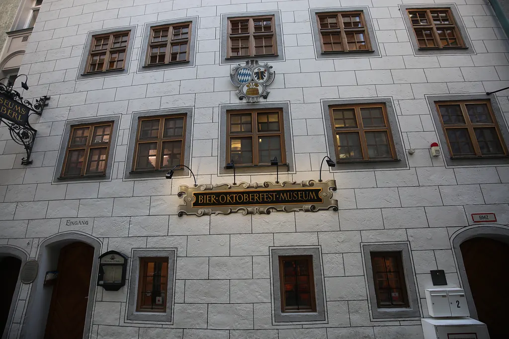 Fassade des Museums in der Sterneckerstraße 2 mit dem Schriftzug „Bier- Oktoberfest-Museum“, Wappen, beleuchteten Fenstern und Eingang