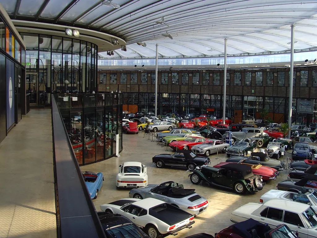 Rundhalle mit Membrandach und Dutzenden Oldtimern, Blick von der Galerie