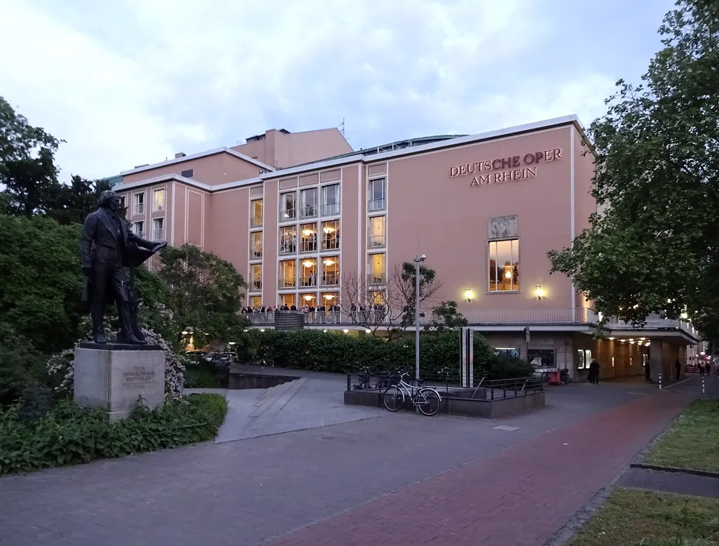 Opernhaus an der Heinrich-Heine-Allee am Abend