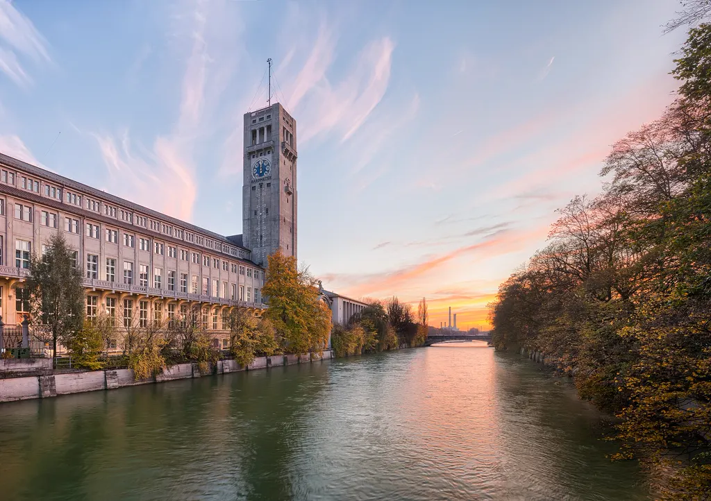 Hauptgebäude mit Turm des Deutschen Museums an der Isar in der Abenddämmerung, Herbstlaub