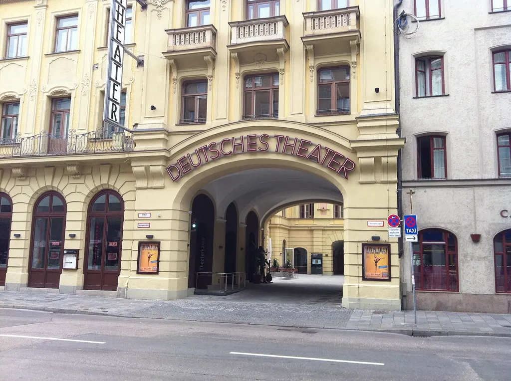 Torbogen mit Schriftzug Deutsches Theater und Blick in den Innenhof, Eingang an der Schwanthalerstraße