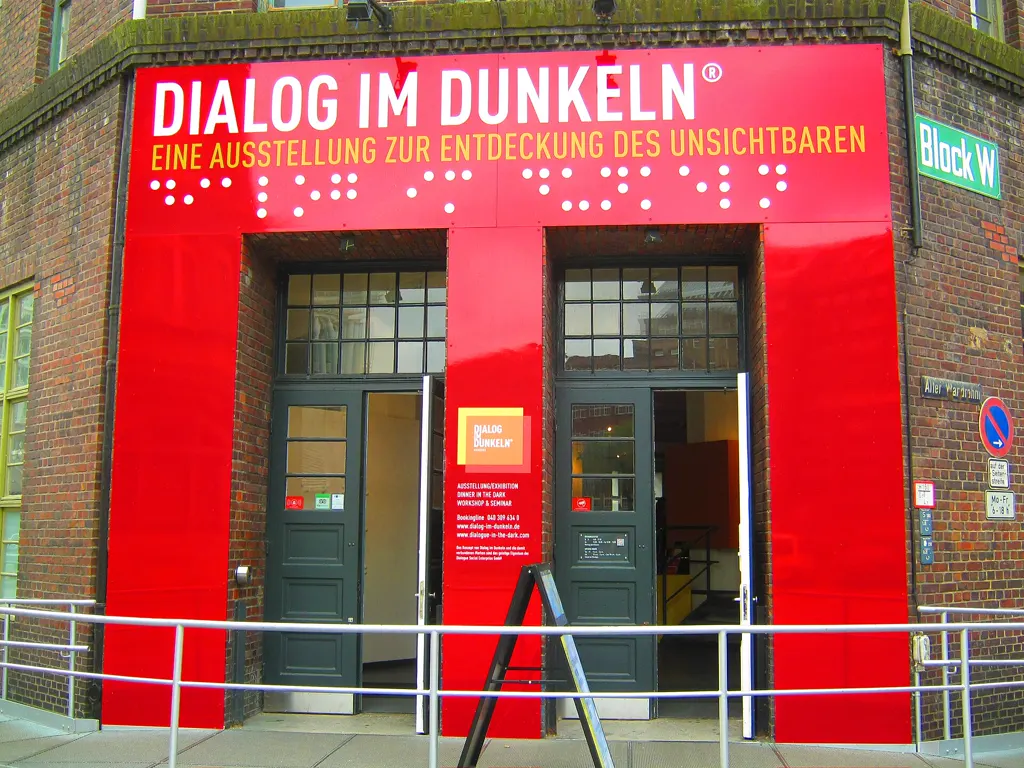 Roter Eingang von Dialog im Dunkeln mit Braille-Punkten im Backsteinspeicher Block W am Alter Wandrahm.