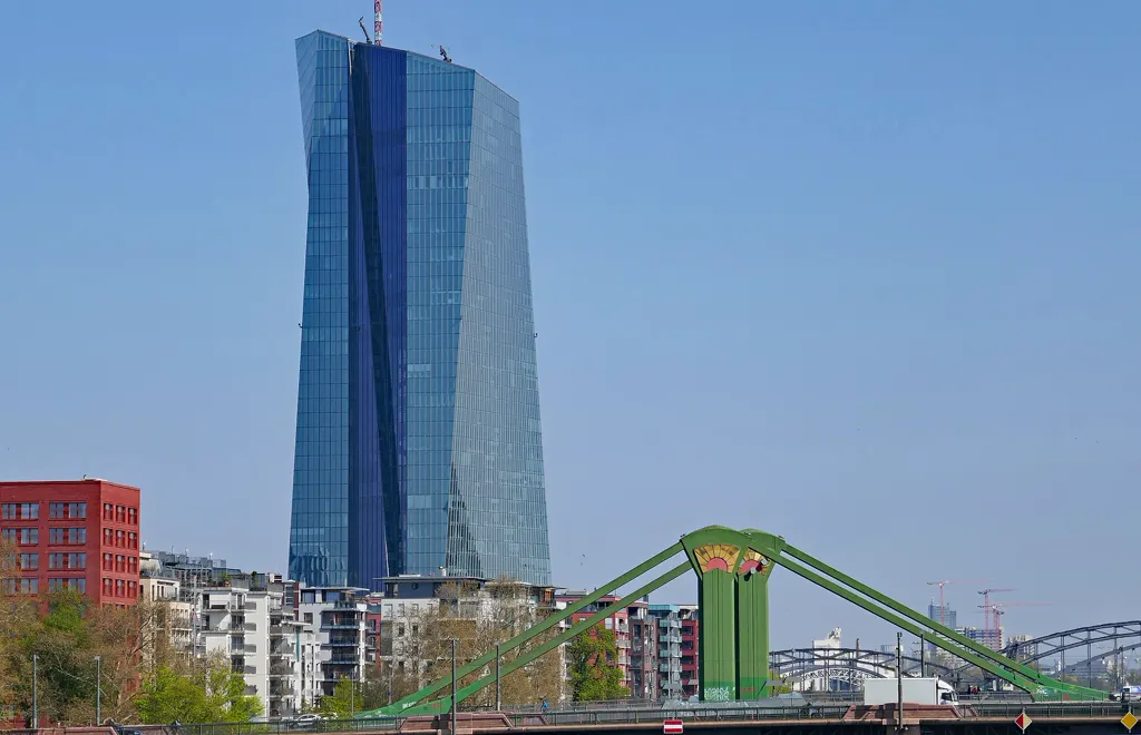 EZB-Hochhaus im Ostend, im Vordergrund die grüne Flößerbrücke, wolkenloser blauer Himmel