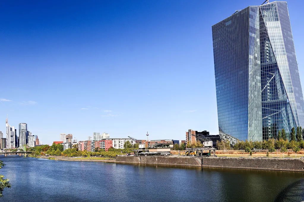 EZB-Turm am Mainufer, von der Deutschherrnbrücke gesehen, links die Skyline