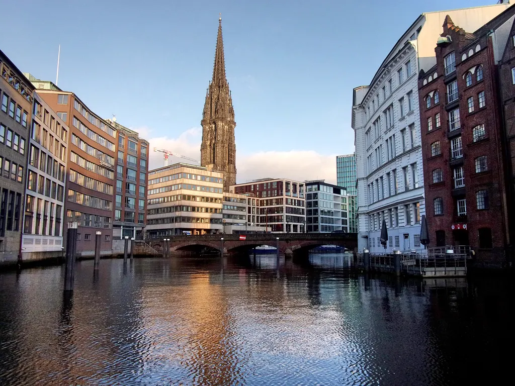 Nikolaifleet mit den Rückseiten der historischen Deichstraße, Start der Tour
