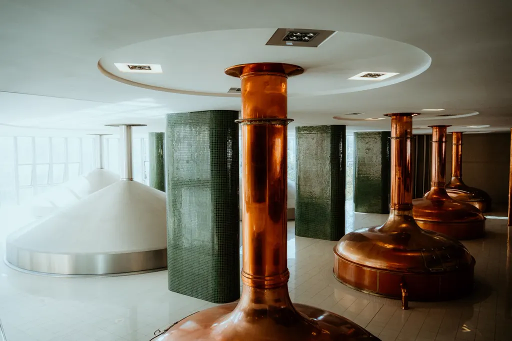 Sudhaus einer Großbrauerei mit kupfernen Sudkesseln, hell und menschenleer (Pilsen, Tschechien)