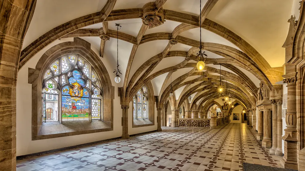 Neugotischer Gewölbegang im Neuen Rathaus mit Bleiglasfenster, Hängeleuchten und Fliesenboden