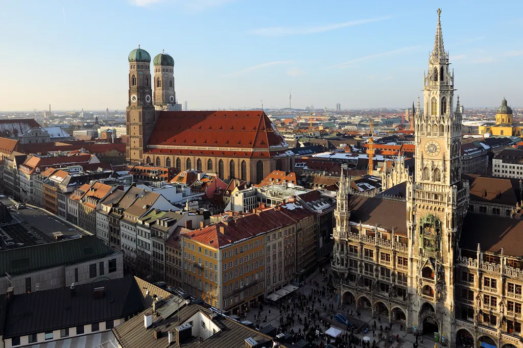 Altstadt im warmen späten Nachmittagslicht vom Turm von St. Peter: Frauenkirche, Neues Rathaus und darunter der Marienplatz, der Treffpunkt der Führung