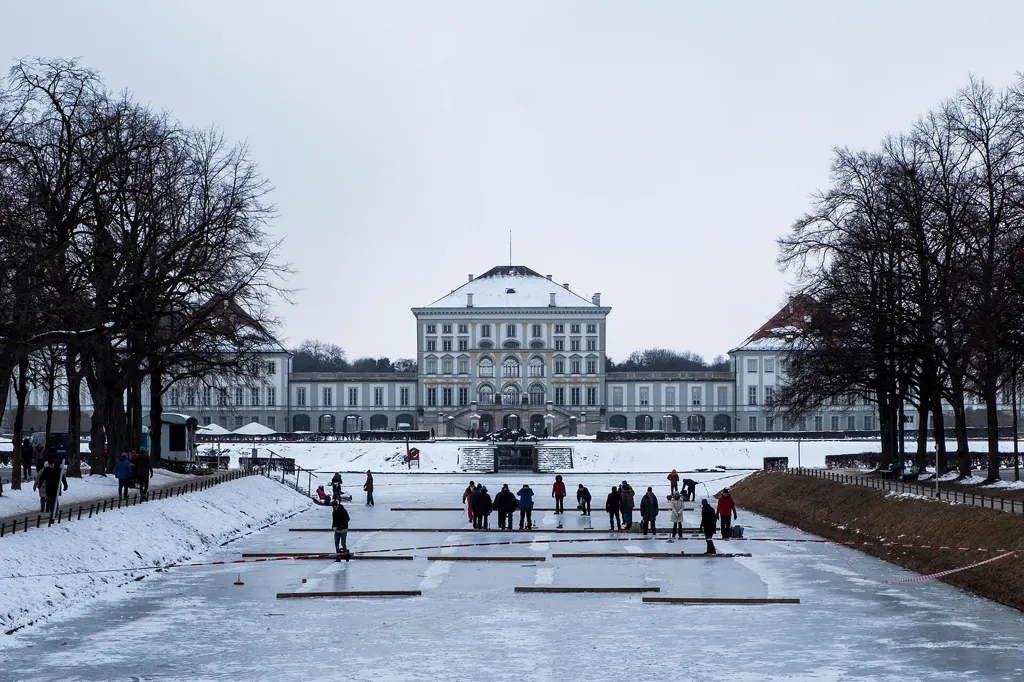 Eisstockschießen auf dem zugefrorenen Nymphenburger Kanal vor Schloss Nymphenburg, Spielende klein im Bild