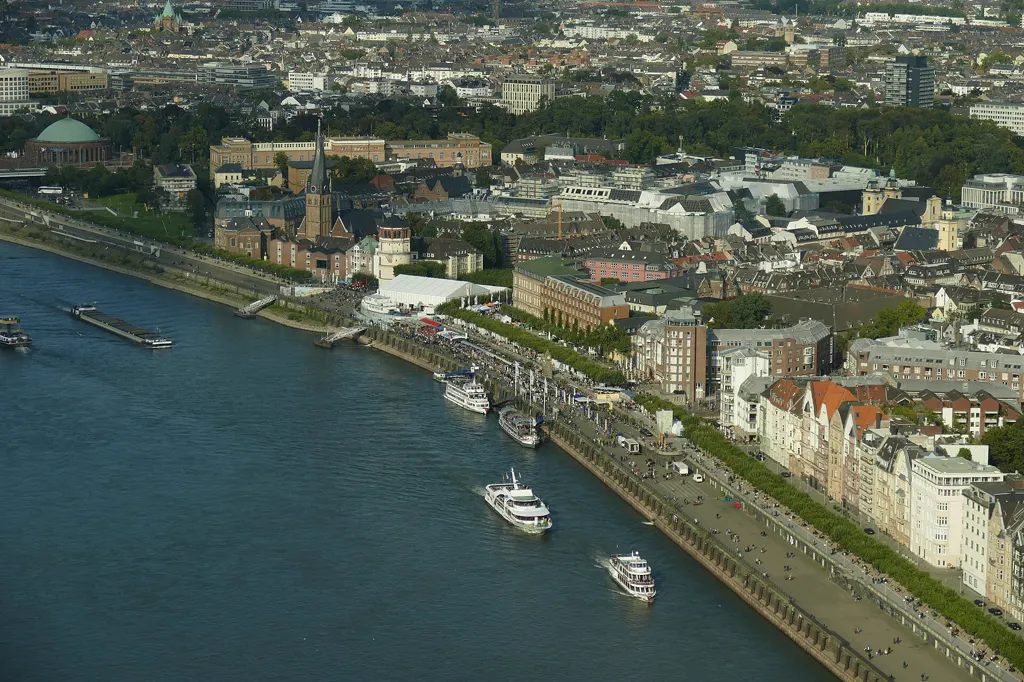Ausblick vom Rheinturm auf Rhein, Rheinuferpromenade und Altstadt mit Ausflugsschiffen