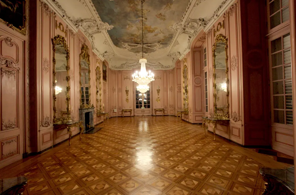 Gartensaal im Corps de Logis mit Wandspiegeln, Kronleuchter, Deckenmalerei und Parkett, ohne Menschen; zeigt die Innenräume, die man bei der Führung sieht