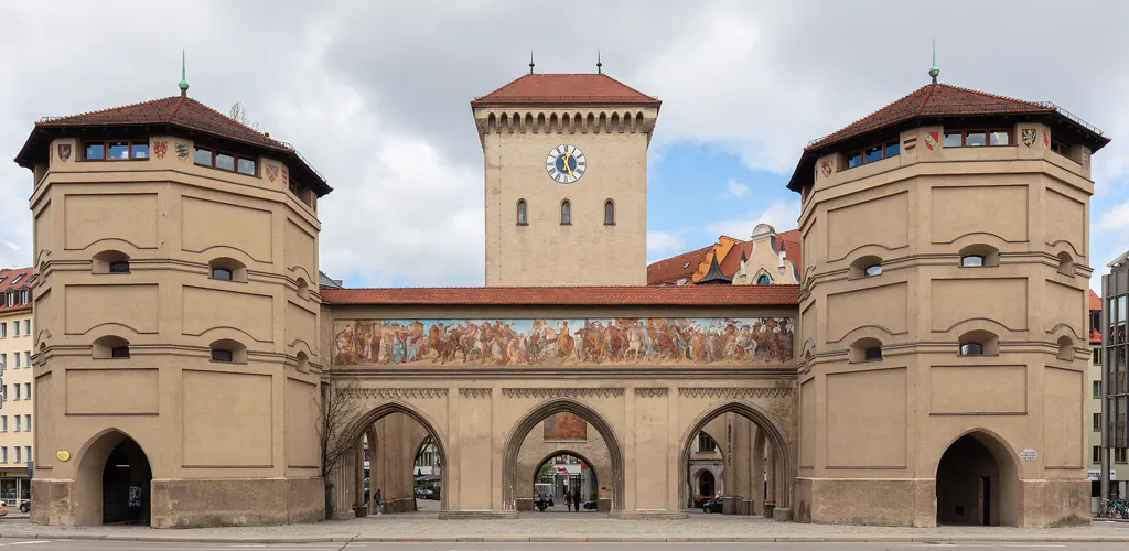 Isartor frontal mit beiden Achtecktürmen, in denen das Musäum liegt, dazu Mittelturm mit Uhr und Fresko über den Torbögen, fast menschenleer