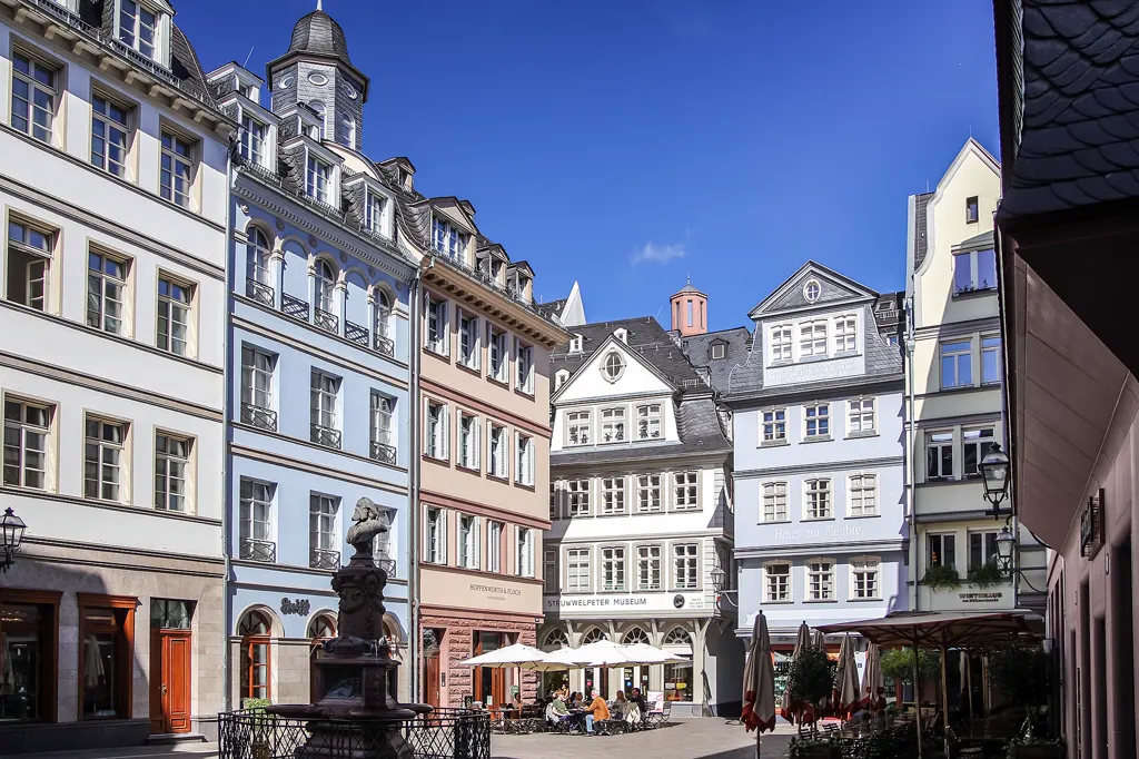 Hühnermarkt in der Neuen Altstadt mit Stoltze-Brunnen und rekonstruierten Fassaden bei Sonne