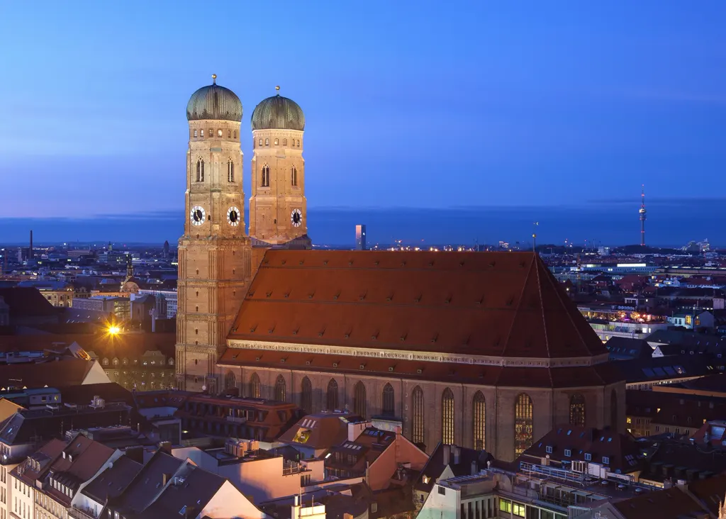Frauenkirche zur blauen Stunde, Blick über die Altstadtdächer